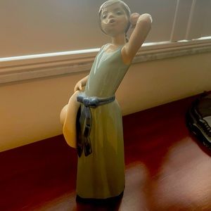 Lladró- #5010- retired- Girl holding a Hat Figurine, perfect condition!